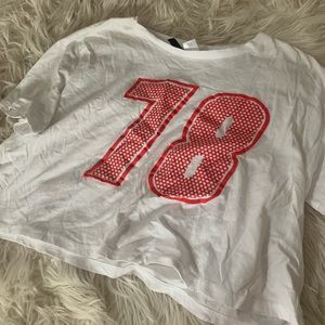 H&M DIVIDED red 98 logo white croptop size small